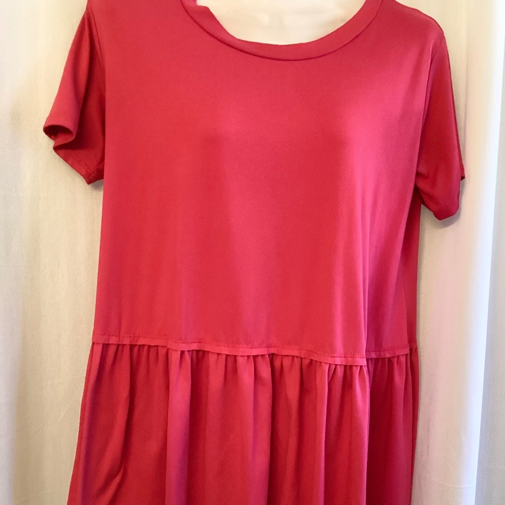 ENTRO!  Flirty ruffle bottom rosy pink knit top…Size small.